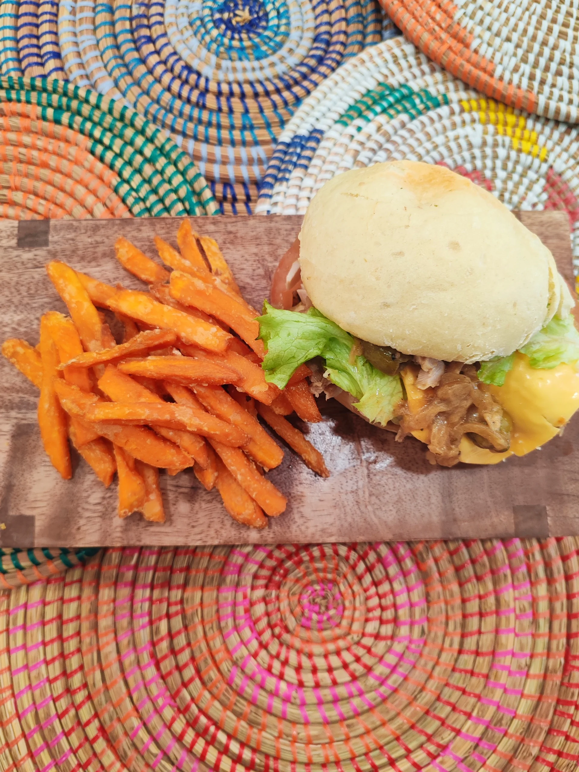 Sora Burger au poulet sauce yassa, accompagné de frites de patate douce